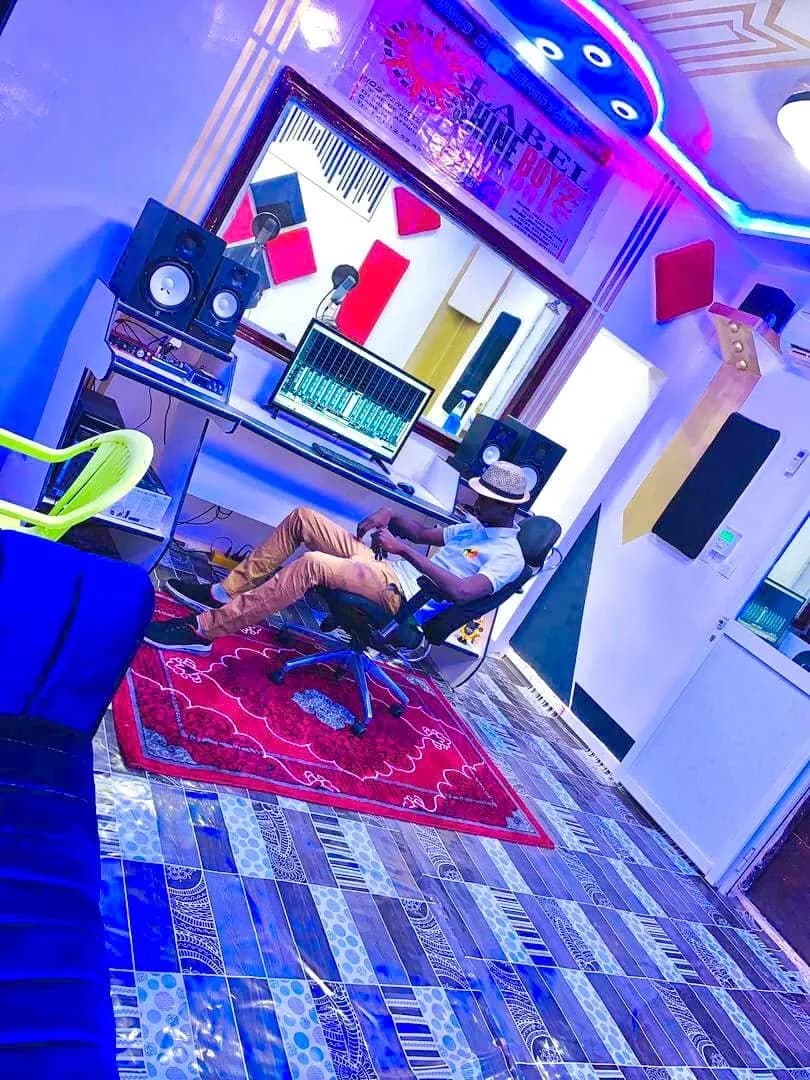 Intérieur du studio SHINE BOYZ avec panneaux acoustiques colorés