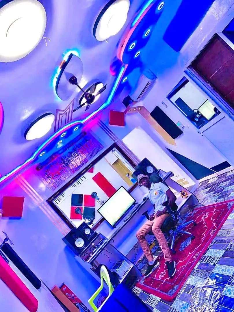 Vue d'ensemble du studio SHINE BOYZ sous éclairage bleu